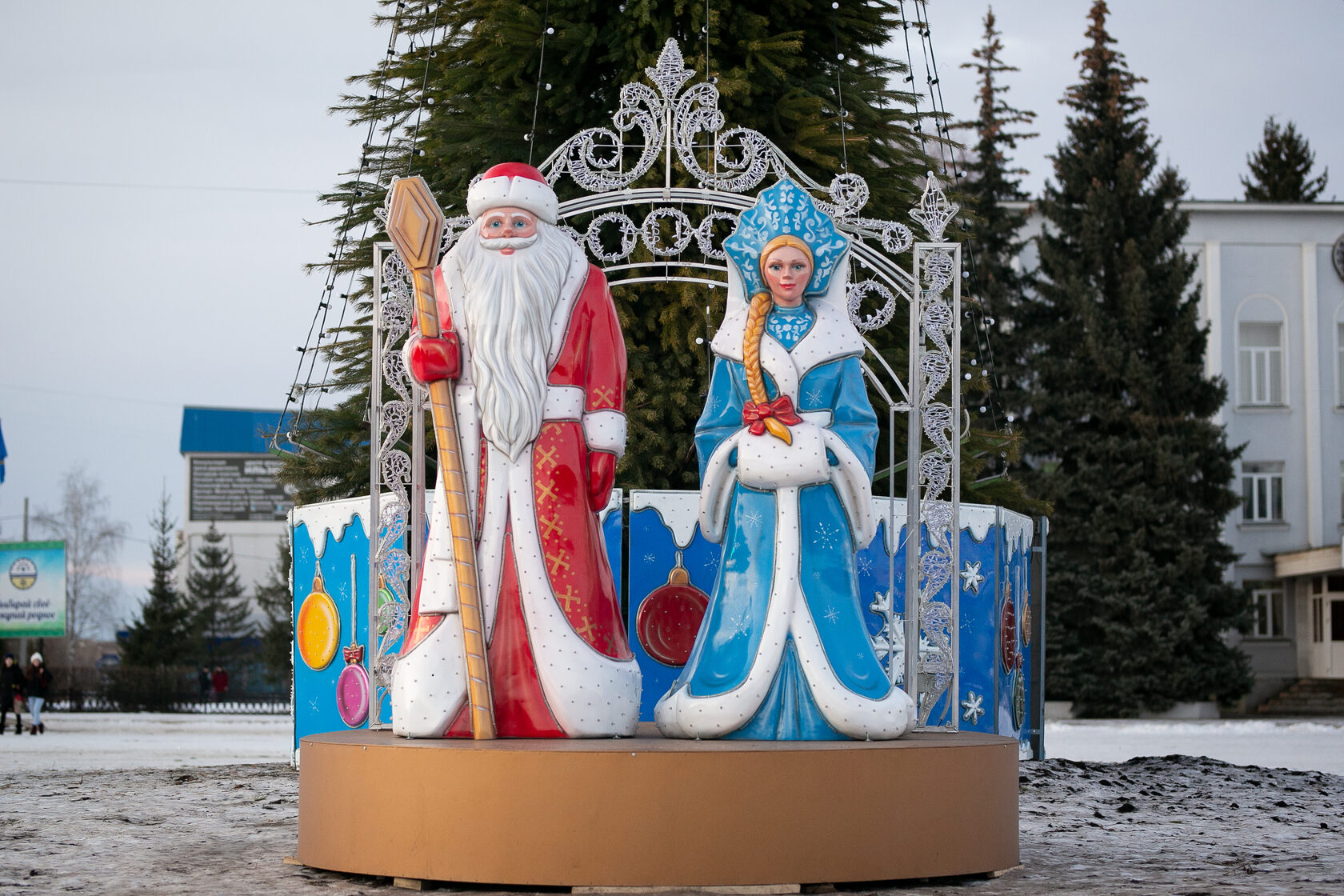 Новогодний комплект «Дед Мороз и Снегурочка» со световой аркой — изображение 2
