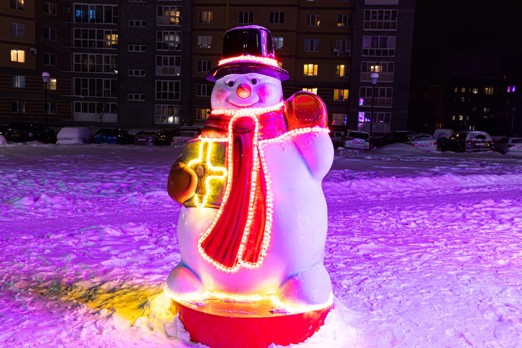 Снеговик с подарком