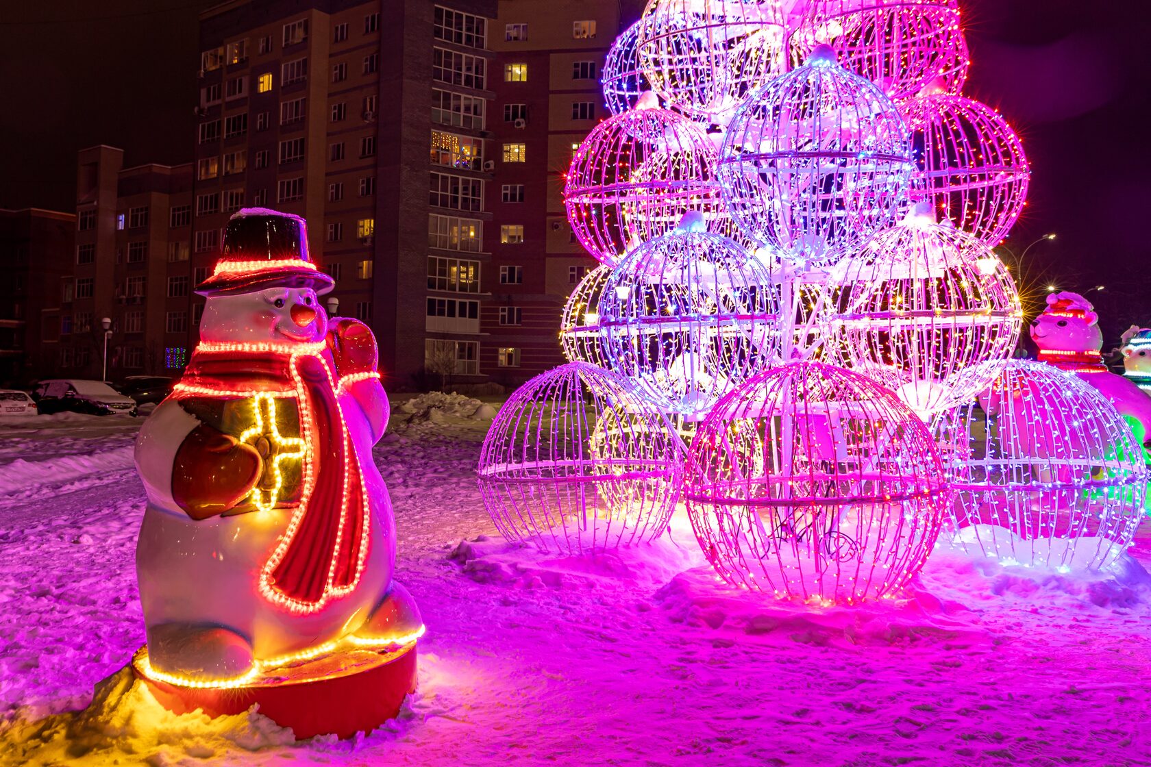 Снеговик с подарком — изображение 3