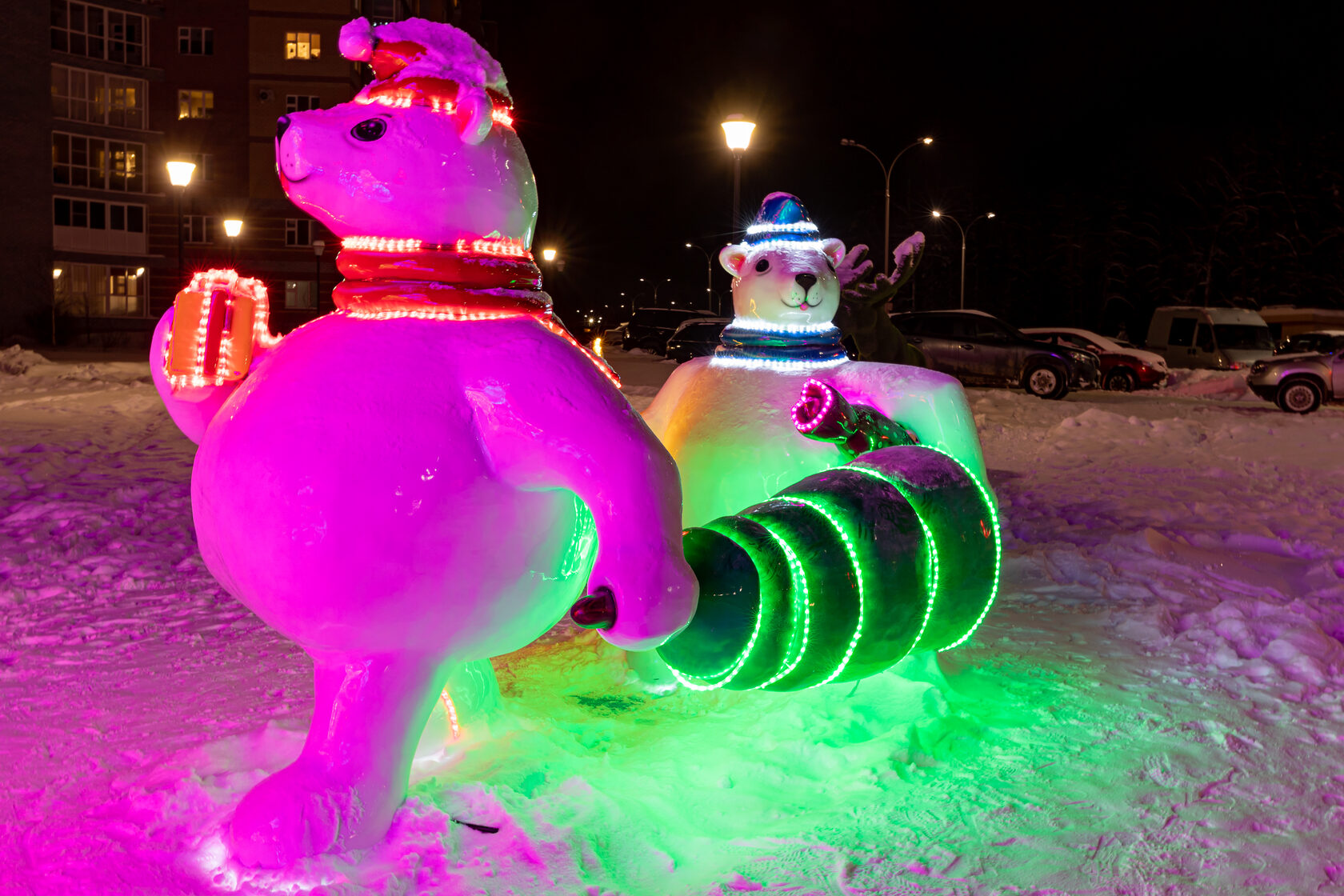 Медведи несут елку