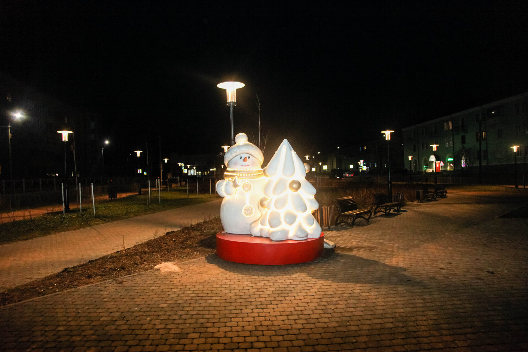 Снеговик с елкой — изображение 3