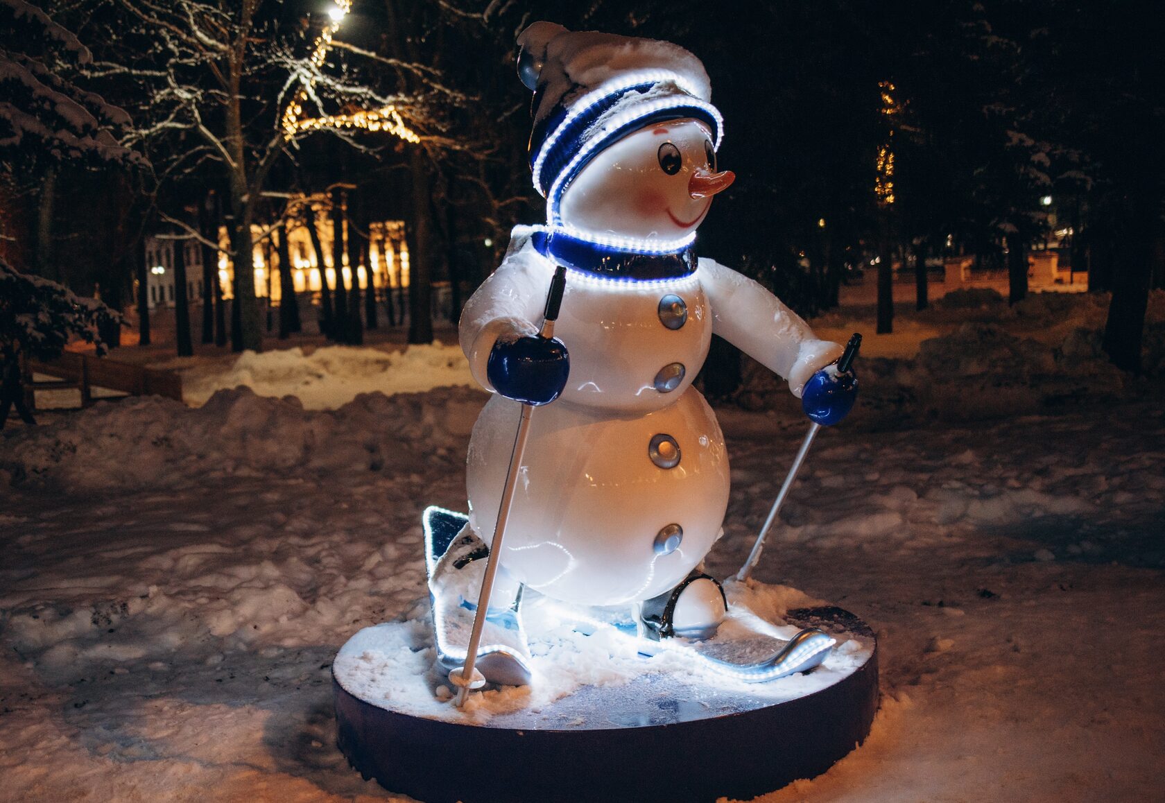 Снеговик лыжник