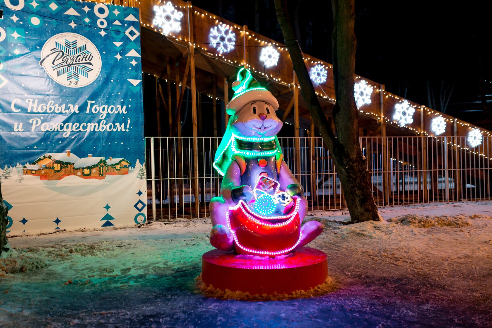 Заяц с мешком подарков