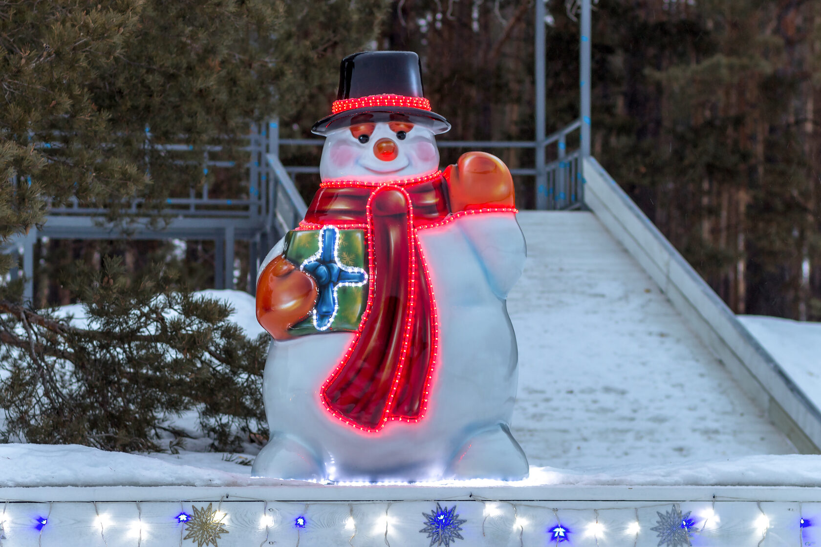 Снеговик с подарком — изображение 4