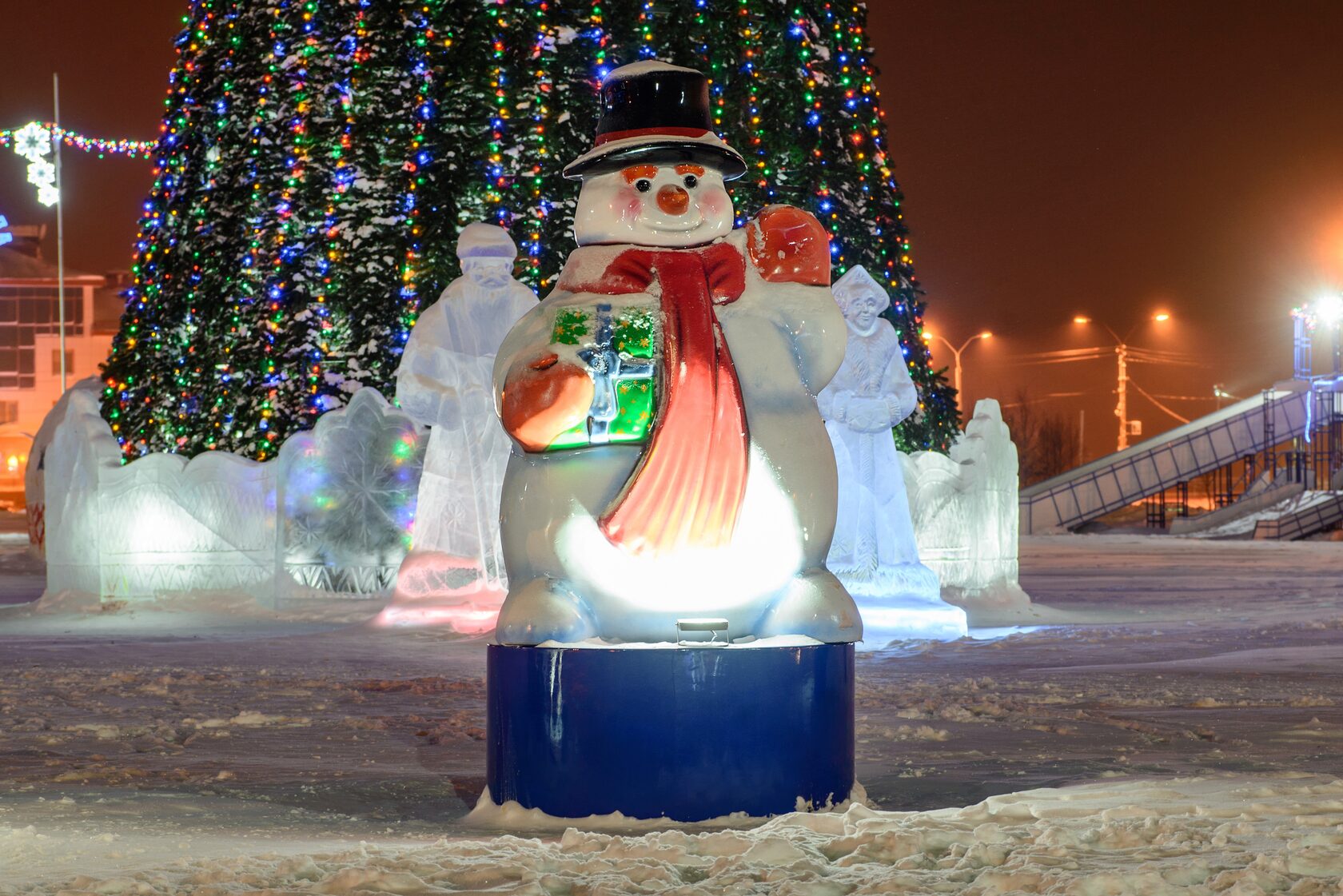 Снеговик с подарком — изображение 5