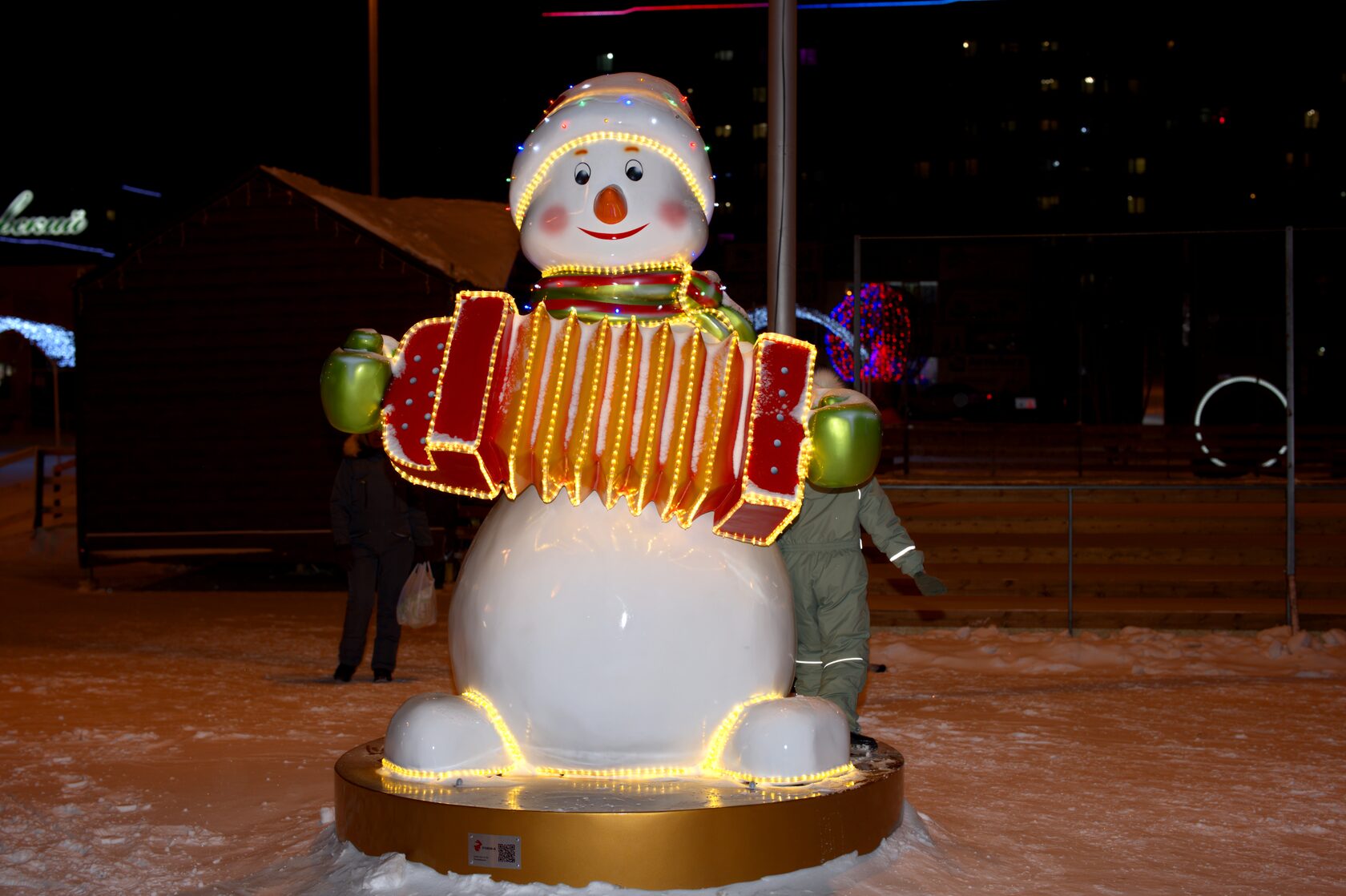 Снеговик с гармошкой