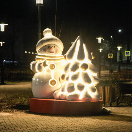 Снеговик с елкой