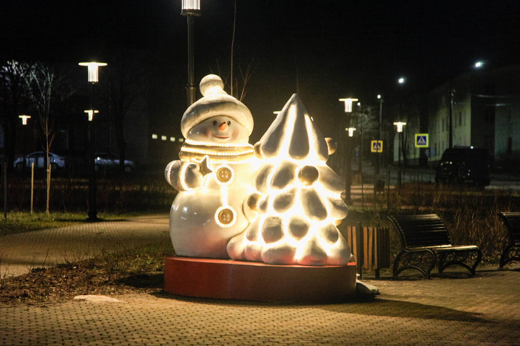 Снеговик с елкой