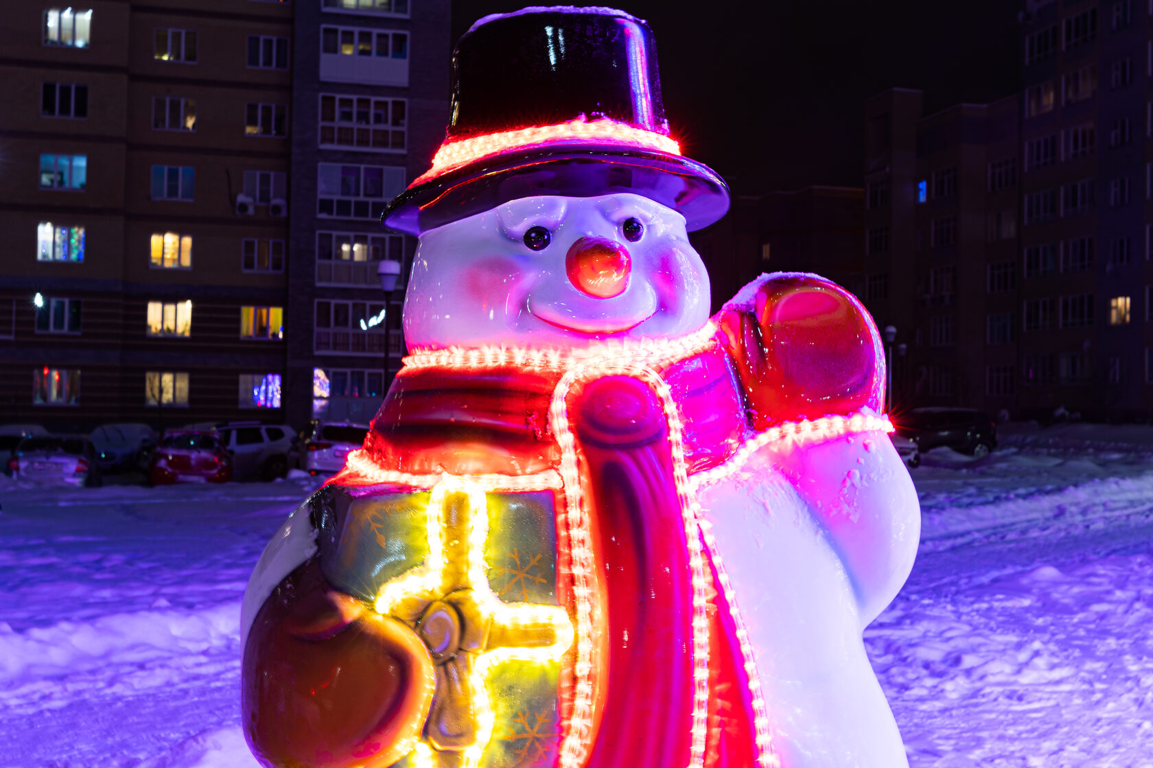 Снеговик с подарком — изображение 2