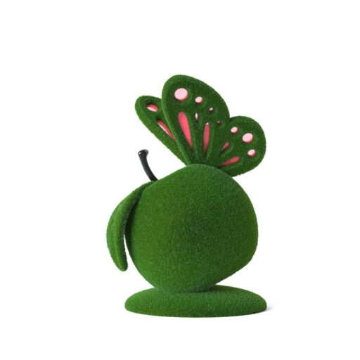 Бабочка на яблоке